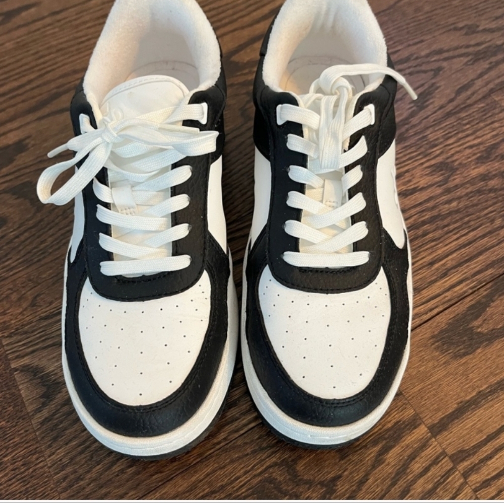 ALO Yoga Black and White Athletic Shoes